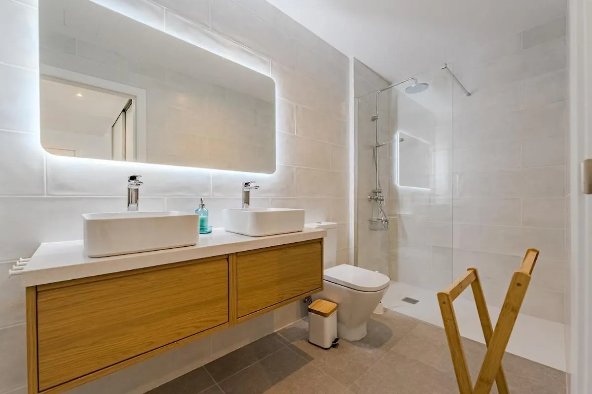 Cozy 2-Br Penthouse With Private Rooftop Terrace غيا ذي إسورا شقة